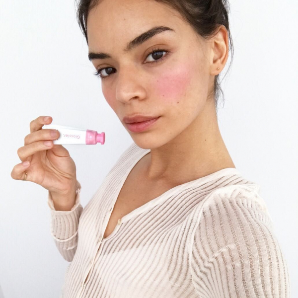 Tvářenka Glossier Cloud Paint Puff