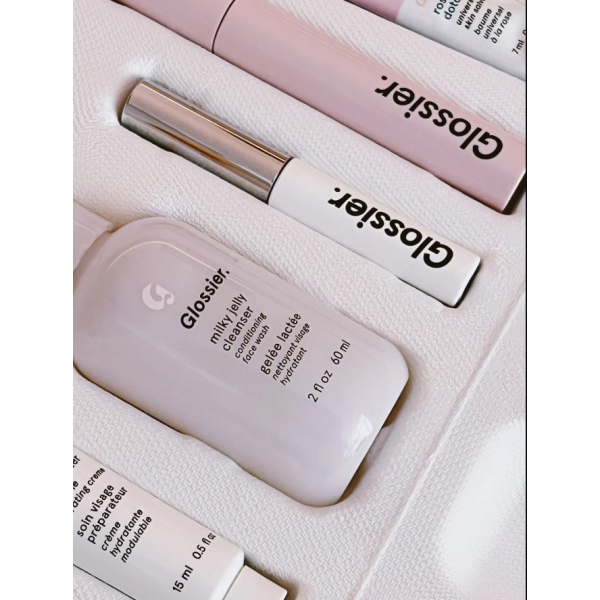 Набор для макияжа и ухода за кожей Glossier The Essential Edit