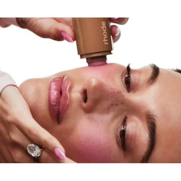 Krémová tvářenka Jemně růžová Rhode Pocket Blush Piggy Krémová tvářenka Jemně růžová Rhode Pocket Blush Piggy
